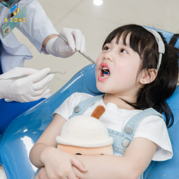 Khám tổng quát răng miệng cho trẻ không đau tại nha khoa Á Đông