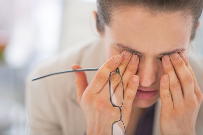 THAY NGAY CẶP KÍNH MỚI NẾU BẠN PHÁT HIỆN 8 DẤU HIỆU DƯỚI ĐÂY