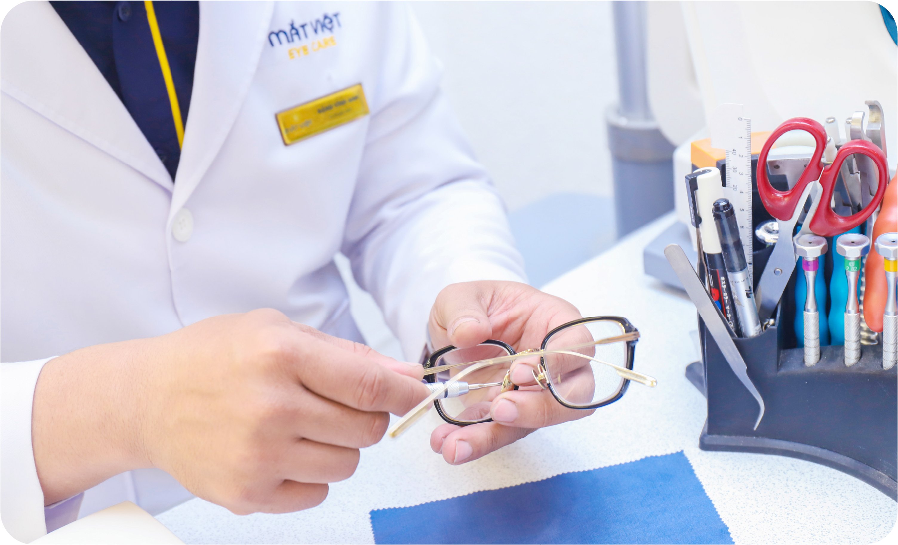 Cân chỉnh ve mũi gọng kính
