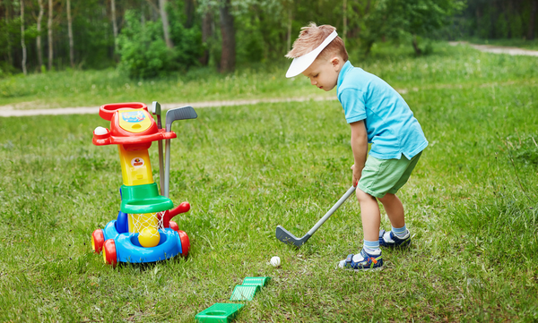 em bé chơi golf đeo kính MV