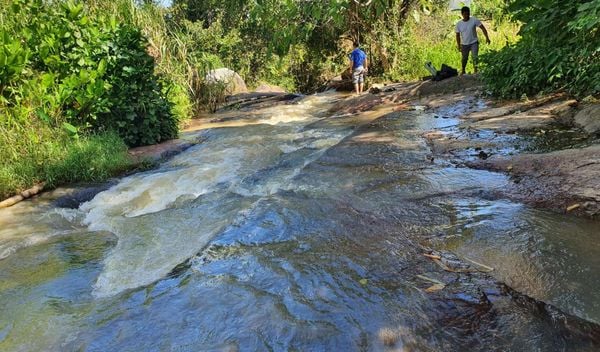 Kon Tum: Vào rừng, lội qua con suối đá lắm hình thù kỳ dị, vô bản nếm đặc sản