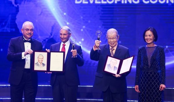 GS Võ Tòng Xuân người Việt Nam đầu tiên giành giải thưởng VinFuture