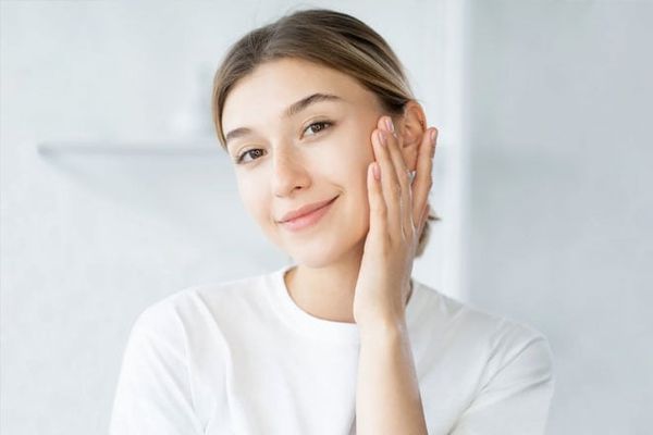 tẩy tế bào chết hay dùng sửa rửa mặt trước