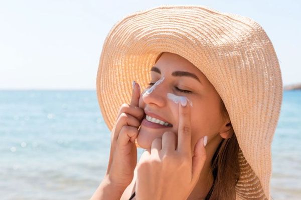 vì sao kem chống nắng là cứu tinh cho da mụn