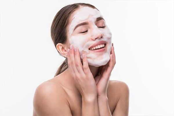 tẩy tế bào chết hay dùng sửa rửa mặt trước