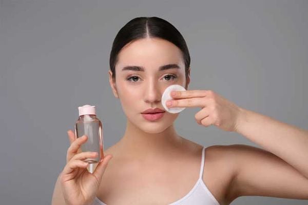tẩy tế bào chết hay dùng sửa rửa mặt trước