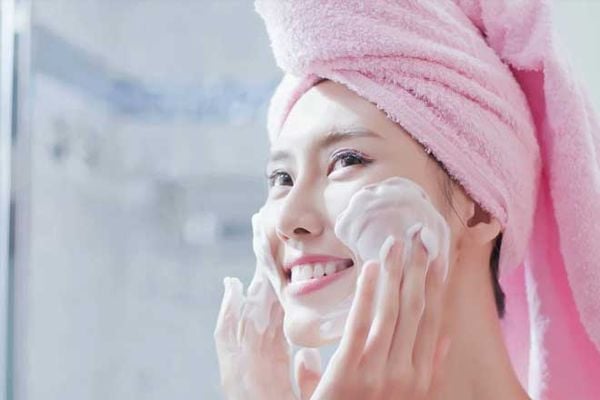 tẩy tế bào chết hay dùng sửa rửa mặt trước