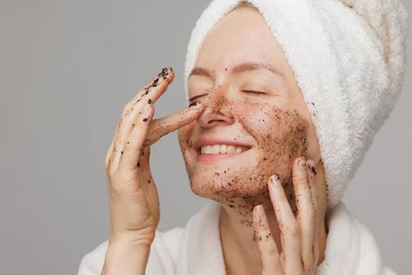 tẩy tế bào chết hay dùng sửa rửa mặt trước