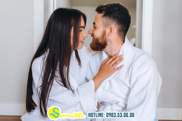 Dùng tay vuốt ve nhẹ nhàng lên xuống “cậu nhỏ”