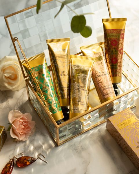 Khi dưỡng tay cũng là một nghệ thuật...