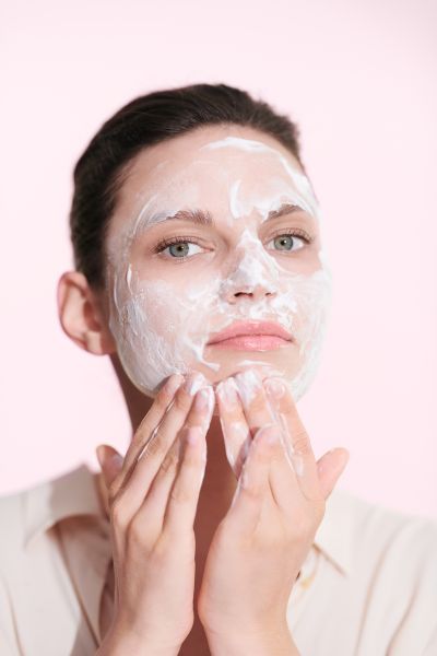 Tránh rửa mặt quá nhiều lần làm mất độ ẩm vốn có của da