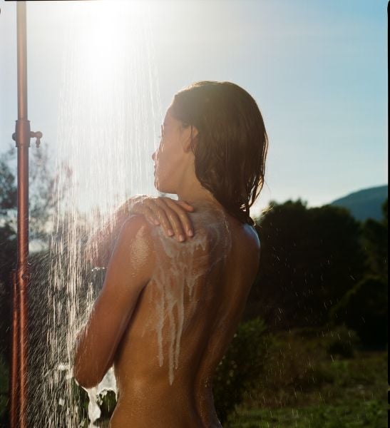 Tiến hành làm sạch cơ thể trước khi sử dụng sữa dưỡng thể