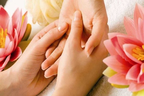 Massage tay thường xuyên giúp điều hòa khí huyết