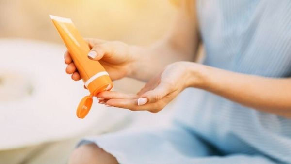 Sử dụng kem chống nắng giúp bảo vệ da tay tránh xỉn màu, hư tổn