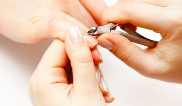 Vệ sinh phần da biểu bì gốc móng tay cẩn thận