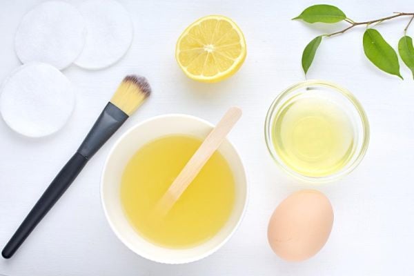 Lòng trắng trứng và chanh đều giúp se khít lỗ chân lông