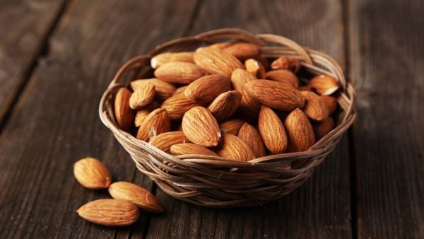 Sử dụng Hạnh Nhân là cách đơn giản và dễ dàng để loại bỏ dầu thừa