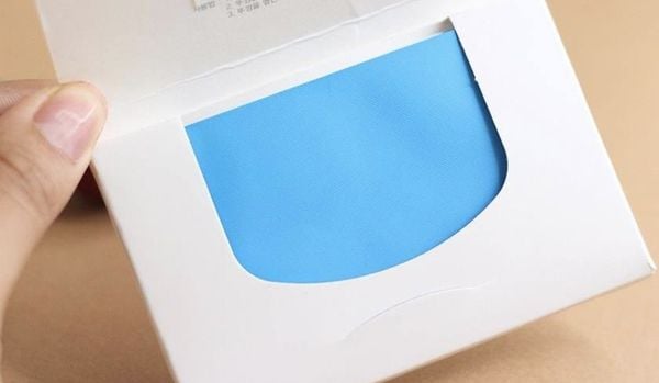 Sử dụng giấy thấm dầu là cách đơn giản để loại bỏ dầu trên da