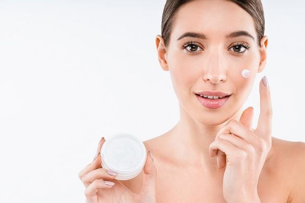 Kem dưỡng cung cấp độ ẩm cần thiết cho da