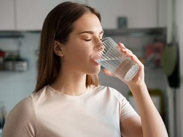Uống đủ lượng nước sẽ hỗ trợ duy trì độ ẩm cần thiết cho da.