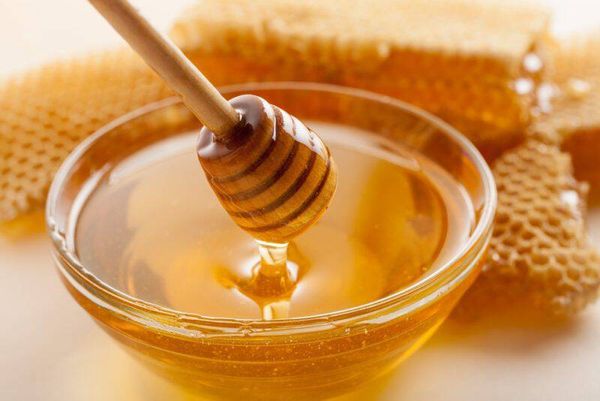 Mật ong nguyên chất giúp khắc phục da nhiều dầu rất tốt