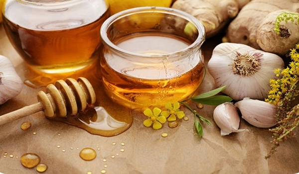 Dùng mật ong để trị mụn lưng