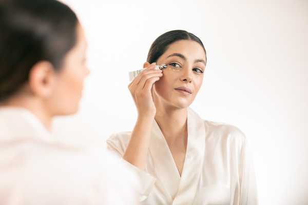 Vùng da quanh mắt sẽ được làm sáng nhờ kem dưỡng