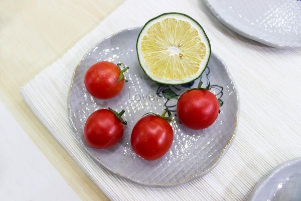 Sử dụng cà chua và chanh giúp làm giảm thâm mắt rất nhanh