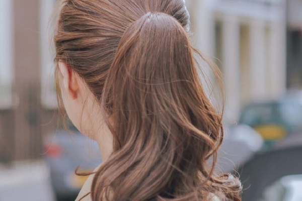 Hạn chế buộc tóc chặt nếu bạn không muốn tóc gãy rụng