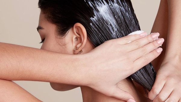 Như da mặt, tóc cũng cần dưỡng ẩm đầy đủ để luôn chắc khỏe