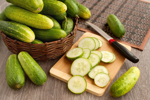 Use cucumber to nourish your hands