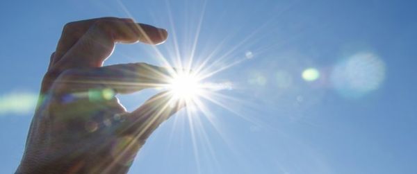 Ánh sáng mặt trời có thể làm tổn thương da tay
