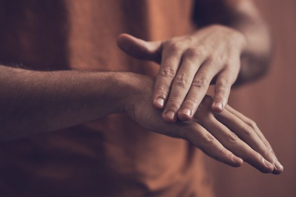 Chọn sản phẩm an toàn để bảo vệ da tay