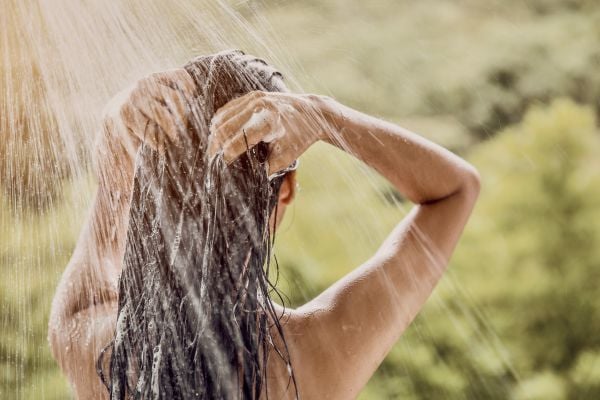 Sử dụng dầu gội giảm tóc gãy rụng