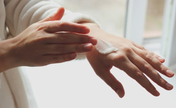 cách dưỡng da tay không bị nhăn
