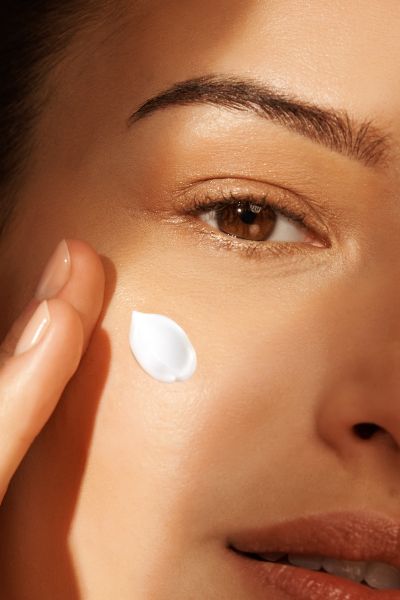 Kem dưỡng ẩm chống lão hóa cung cấp những dưỡng chất cần thiết để phục hồi và táo tạo làn da