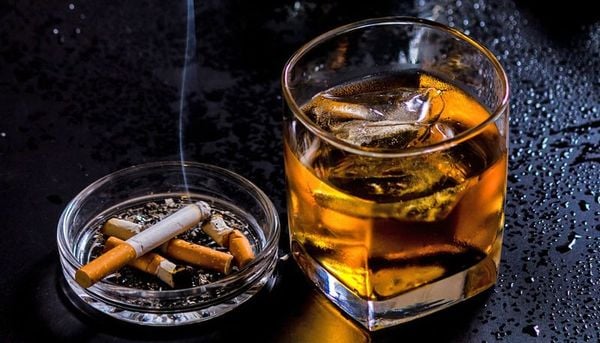 Các chất kích thích và gây nghiện khiến tóc rụng nhanh
