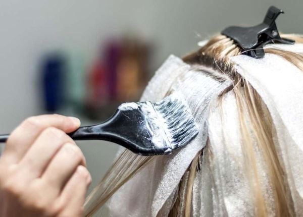 Hóa chất trong các loại thuốc tẩy, nhuộm có thể phá vỡ cấu trúc tóc