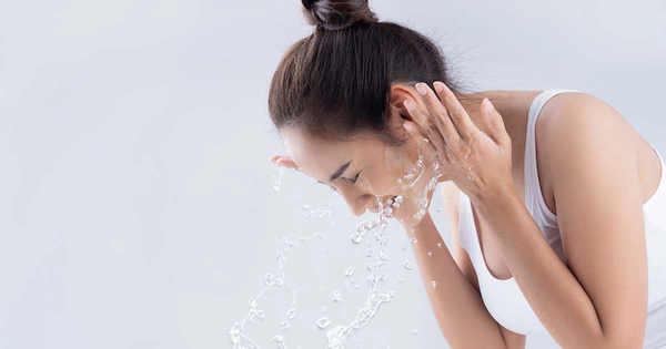 Rửa mặt bằng nước ấm