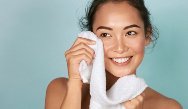 Không lau mặt quá sát với khăn