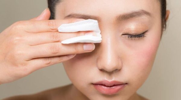 Nên tẩy trang trước khi rửa mặt