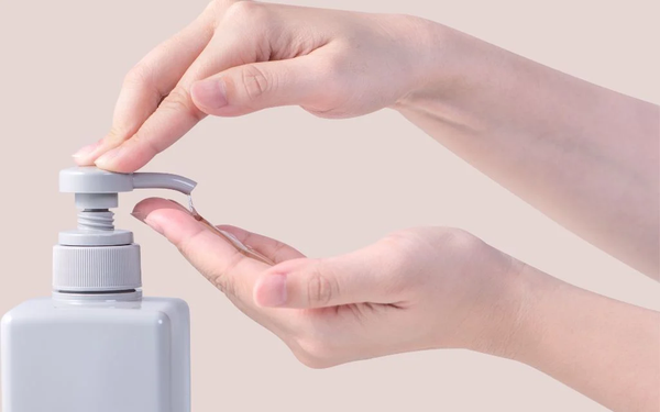 Dùng sữa rửa mặt vừa đủ