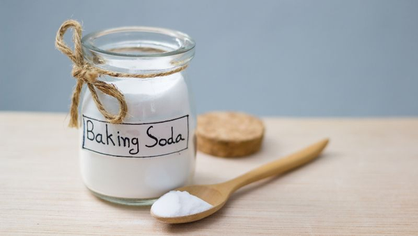 Tẩy tế bào chết da đầu bằng baking soda giúp làm sạch sâu và cân bằng độ pH cho da