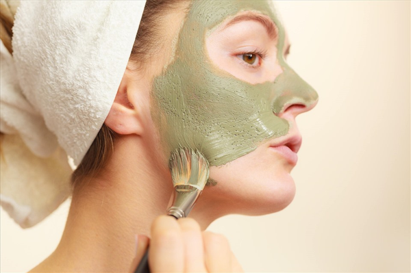 Trị nám bằng cách sử dụng rau má xay nhuyễn đắp lên da