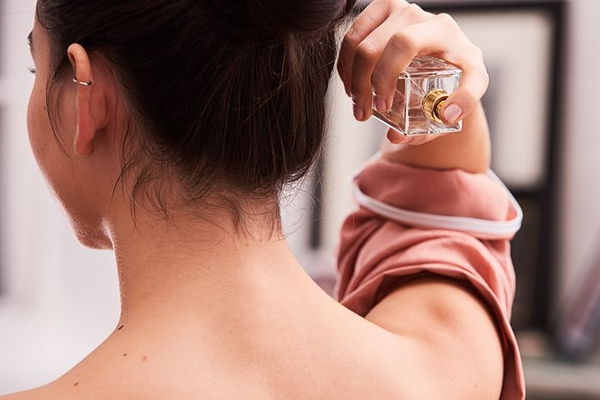 xịt nước hoa đúng cách