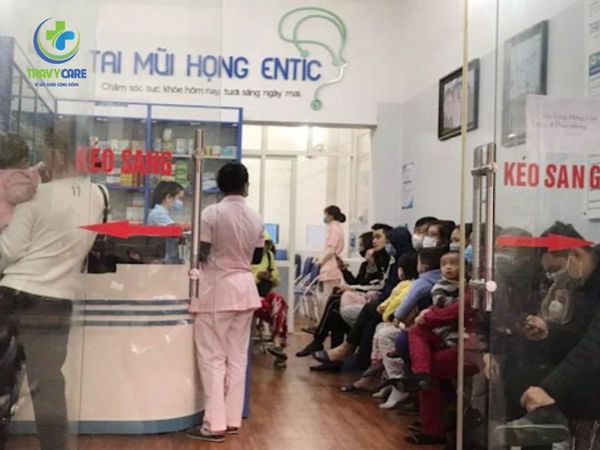 Hình ảnh bệnh nhân chờ tại phòng khám của bác sĩ Phạm Đào
