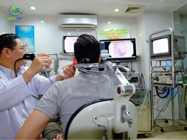 Bác sỹ Trình đang thực hiện nội soi tai cho bệnh nhân