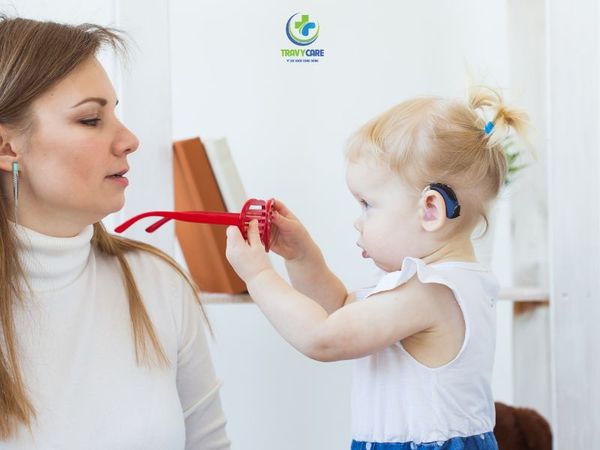 Sử dụng máy trợ thính sẽ giúp cải thiện khả năng nghe của bé