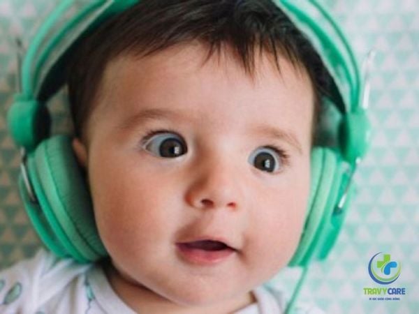 Dấu hiệu nhận biết trẻ bị khiếm thính