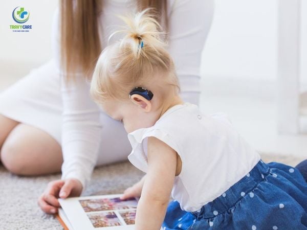 Máy trợ thính sẽ giúp cải thiện khả năng nghe của bé